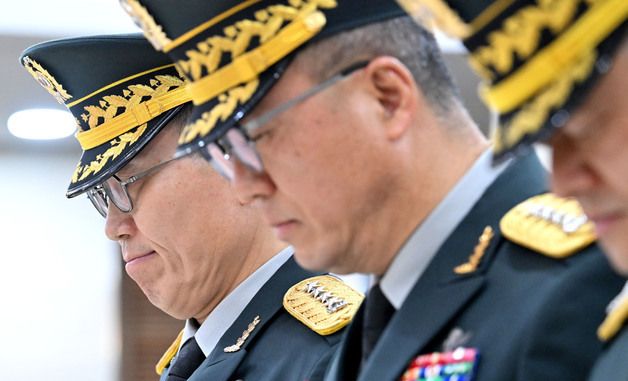 묵념하는 김규하 육군참모총장