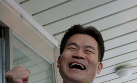 경찰 조사 출석 전 주먹 쥐고 인사하는 전한길