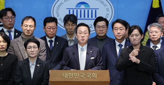 기자회견하는 민주당 의원들