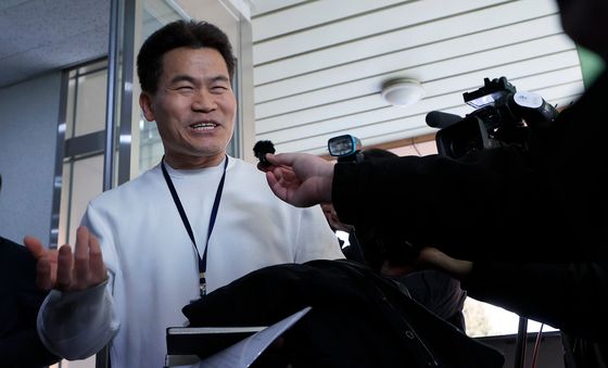 경찰서 입구에서 마지막 발언하는 전한길