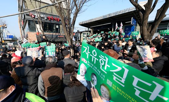 노량진역에 모인 전한길 지지자들