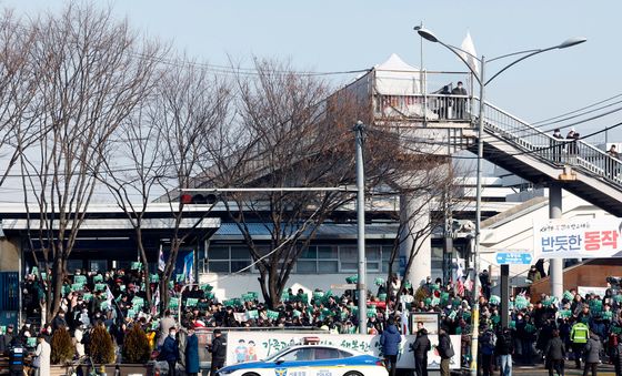전한길 씨 지지자들로 노량진역 앞 북적북적