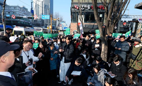 지지자들 앞에서 기자회견 하는 전한길