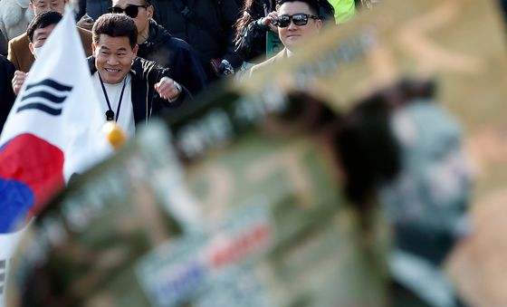 지지자들에게 향하는 전한길