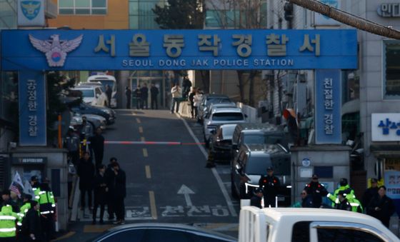 동작경찰서 맞은편에서 기자회견 하는 전한길