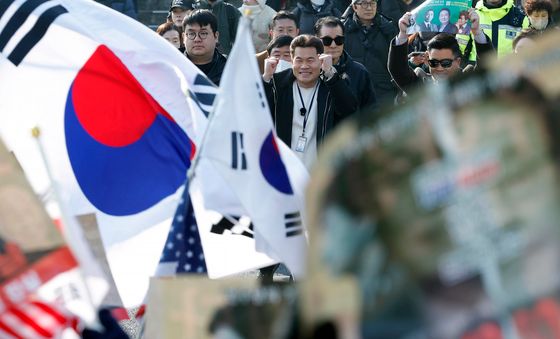 지지자들 환호에 두 주먹 들어 보이는 전한길