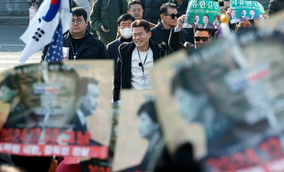 지지자들에게 향하는 전한길 씨