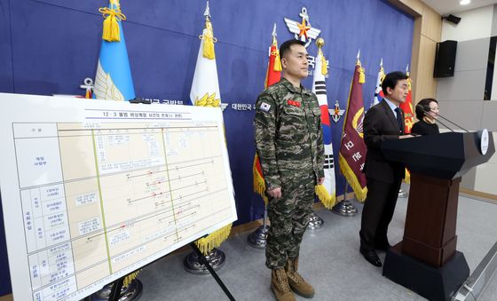 국방부 브리핑룸서 발표하는 안규백·박정훈