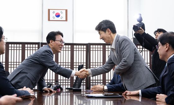 윤건영 행안위 법안심사1소위원장과 인사하는 김민석 총리