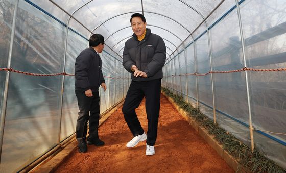 오세훈 서울시장, '맨발걷기 성지' 안산 황톳길 방문