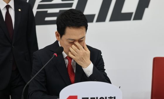 굳은표정의 장동혁 대표