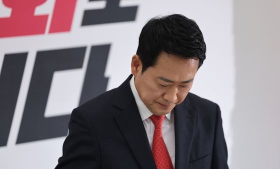 자리 착석하는 장동혁 대표