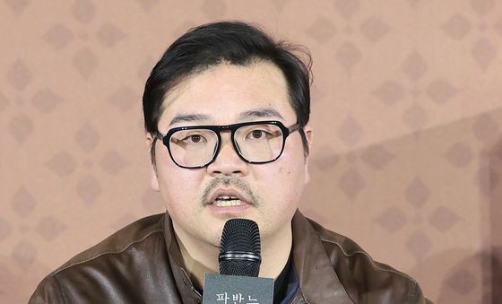 인사말 하는 이종필 감독