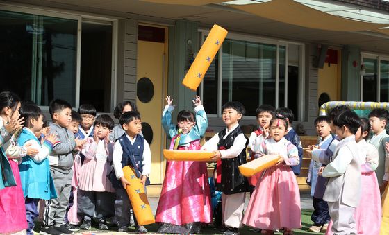 윷 나와라! 모 나와라!