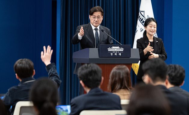 취재진 질문 받는 홍익표 정무수석