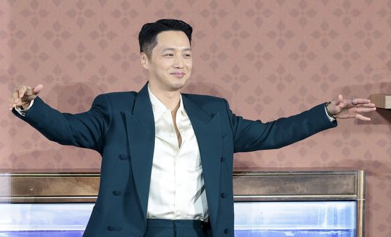 변요한, 우아한 손짓