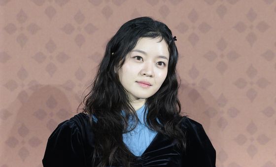 포즈 취하는 고아성