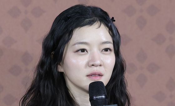 인사말 하는 고아성