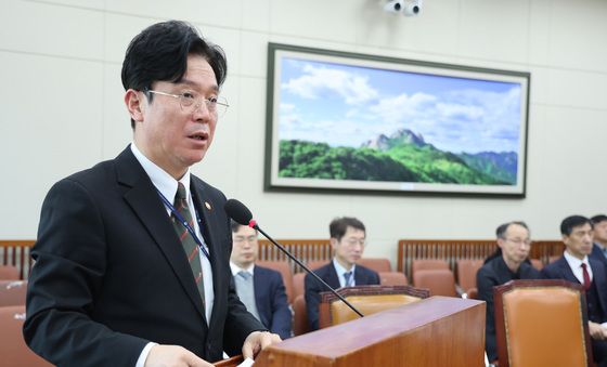 법안 통과 인사하는 김영훈 장관