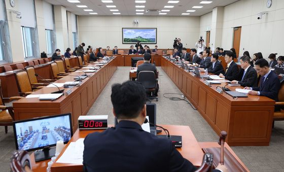 野 퇴장 속 법안 통과시키는 기후에너지위