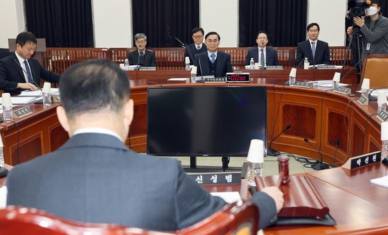 정보위 전체회의 주재하는 신성범 위원장