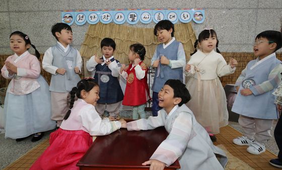 설 앞두고 한복입고 팔씨름