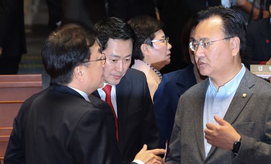 의원총회 대화하는 장동혁