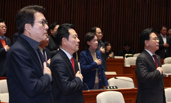 국민의례하는 국민의힘