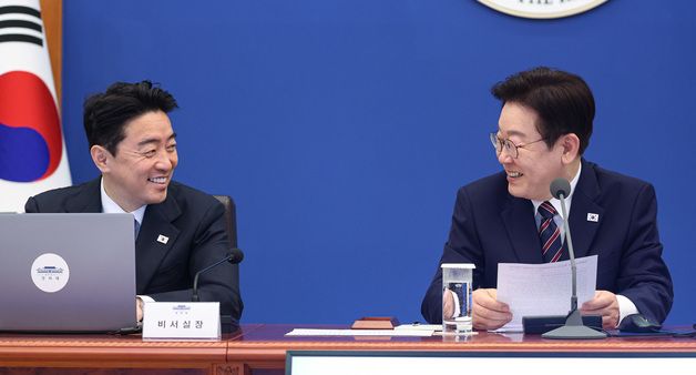 강훈식 비서실장 바라보며 미소 짓는 이재명 대통령