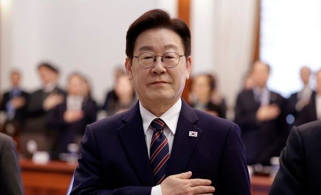 국민의례 하는 이재명 대통령