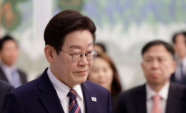 수석보좌관회의 입장하는 이재명 대통령