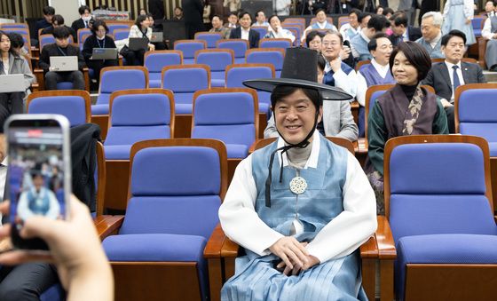 한복 입고 의원총회 참석한 민주당 의원들