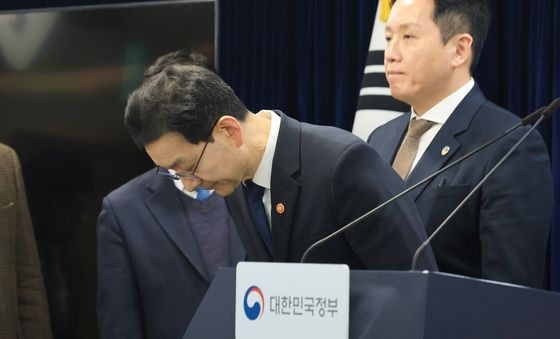 고개 숙여 인사하는 윤창렬 국무조정실장