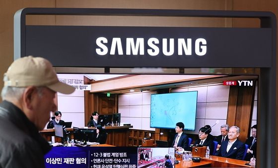 서울역에서 이상민 전 장관 선고 지켜보는 시민들