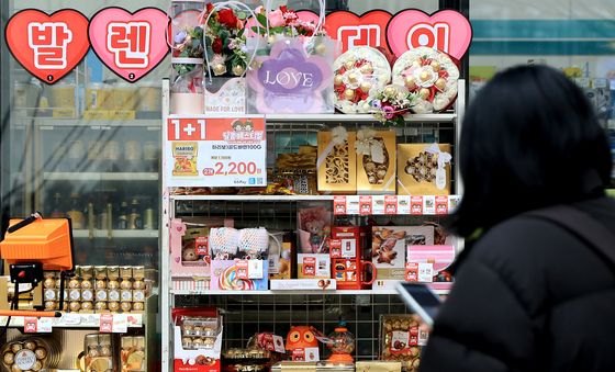 편의점 앞에 진열된 발렌타인데이 초콜릿