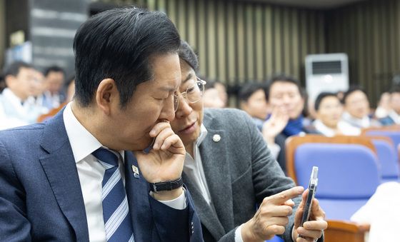 대화하는 정청래 대표와 최기상 수석사무부총장