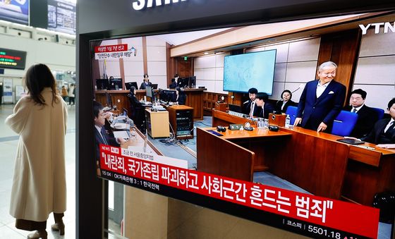 '징역 7년' 이상민 전 장관, 돌아서서 미소