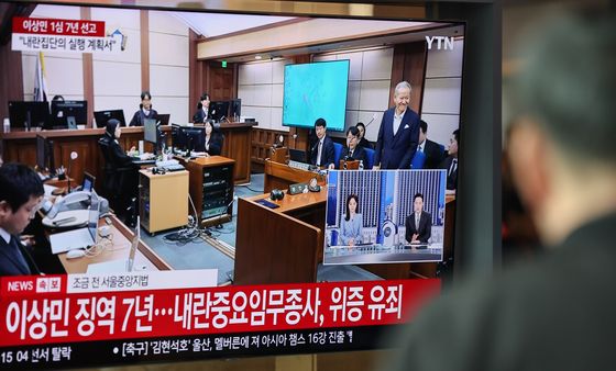 이상민 징역 7년 선고받고 뒤돌아 옅은 미소
