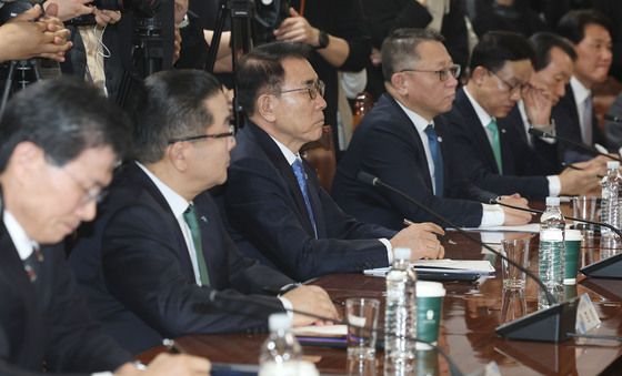 금감원장 발언 듣는 은행장들