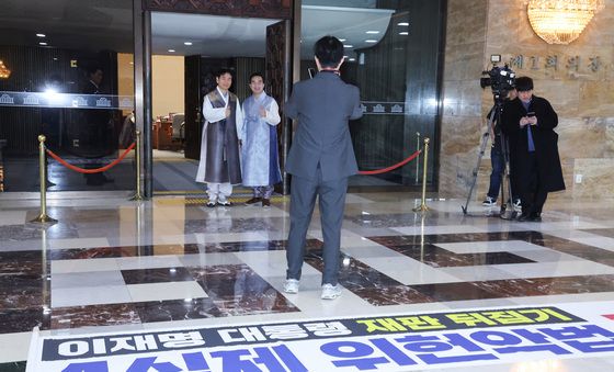 한복 입은 민주당, 불참하는 국민의힘