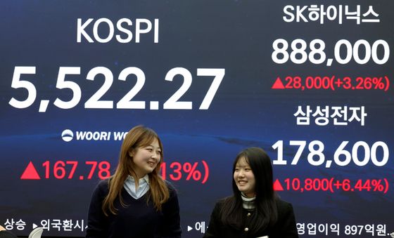 코스피, 반도체 날개 달고 사상 최고치 5500선 돌파 마감