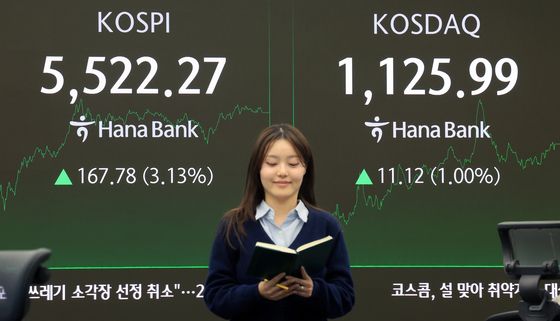 상승곡선 그리며 마감한 한국증시···'코스피 5500 돌파'