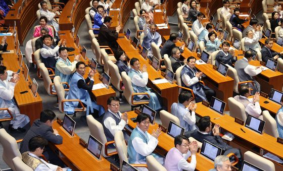 설 앞두고 한복 입은 국회의원들