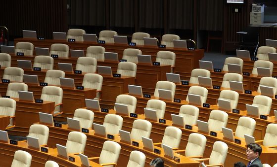 한복입은 민주당, 불참한 국민의힘