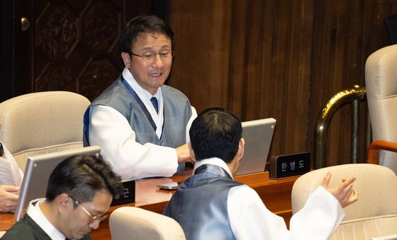 김한규 원내정책수석과 대화하는 한병도 원내대표