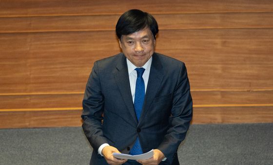 발언대 향하는 이성윤 의원