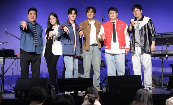 아묻따밴드, 정식 쇼케이스