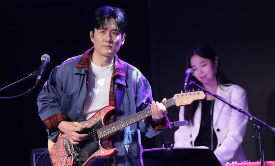 전인혁, 아묻따밴드 기타