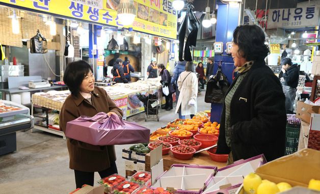 설맞이 전통시장 방문한 홍소영 병무청장