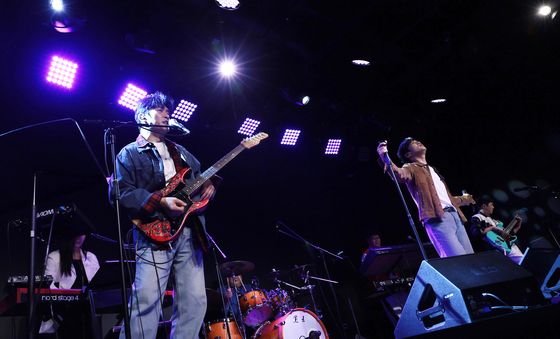 타이틀곡 선보이는 아묻따밴드